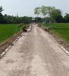 Manfaatkan dd desa Sawahan bangun jalan usaha tani.