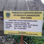 Pembangunan paving parkir di depan Waduk Notopuro