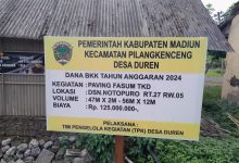 Pembangunan paving parkir di depan Waduk Notopuro