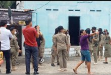 Satpol PP Lakukan Pembongkaran Dan Penertiban Bangunan Liar Di Simpang Sei Bejangkar, Pemilik Bangunan Minta Jangan Pilih Kasih.