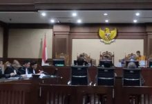 Pengujung sidang meminta pada Hakim, agar SYL di penjarah agak lama.