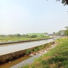 Diduga proyek pembangunan irigasi meninggalkan pekerjaan galian yang belum di pasang.