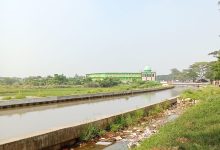 Diduga proyek pembangunan irigasi meninggalkan pekerjaan galian yang belum di pasang.