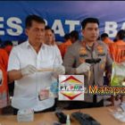 Kapolres Batu Bara AKBP Taufiq Hidayat Thayeb di dampingi Kasat Narkoba AKP Fery Kusnadi,S H ,M.H dan Para Kanit menunjukkan barang bukti.