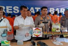 Kapolres Batu Bara AKBP Taufiq Hidayat Thayeb di dampingi Kasat Narkoba AKP Fery Kusnadi,S H ,M.H dan Para Kanit menunjukkan barang bukti.