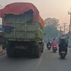 Supir mobil tak punya otak, dan dugaan aparat di kecamatan terima dana operasi mobil truk tanah.