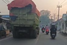 Supir mobil tak punya otak, dan dugaan aparat di kecamatan terima dana operasi mobil truk tanah.