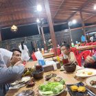 Rumah makan kepiting montok menyediakan makanan. Kas Sunda tiap Jum, at menyediakan makanan gratis bagi kaum duafa.