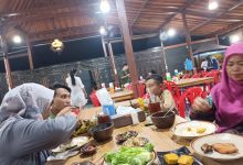 Rumah makan kepiting montok menyediakan makanan. Kas Sunda tiap Jum, at menyediakan makanan gratis bagi kaum duafa.