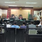 Anggota satpol pp larang wartawan Ambil gambar sidang tipiring di ruang sidang pengadilan negeri Tangerang.