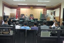Anggota satpol pp larang wartawan Ambil gambar sidang tipiring di ruang sidang pengadilan negeri Tangerang.