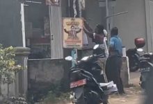 Kendaraan Plat merah viral sedang pasang sepanduk. Balon bupati Kabupaten Tangerang Banten.