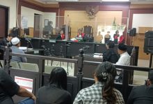 Sidang kasus anggota TNI jaksa di marahi hakim karna di anggap tidak profesional.