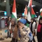 Sekitar 100 orang berdemo di depan Di depan Downkin Donad.