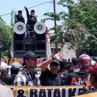 Aksi yang berjalan selama 3 jam di depan rutan klas I A Surabaya hampir terjadi kericuhan antara massa.