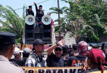 Aksi yang berjalan selama 3 jam di depan rutan klas I A Surabaya hampir terjadi kericuhan antara massa.