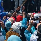 Ibu-ibu sempat menyebutkan yel-yel nyut-nyublos nomor 01 ya dengan telunjuk di Lapangan Desa Kadu.