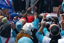 Ibu-ibu sempat menyebutkan yel-yel nyut-nyublos nomor 01 ya dengan telunjuk di Lapangan Desa Kadu.