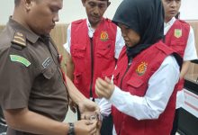 Hakim : Kalau begitu anda seorang jaksa tidak berhasil membuktikan dakwaan ke terdakwa majelis hakim.