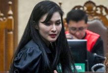 Harvey suami Sandra Dewi menjadi pangkat terdakwa oleh Hakim tipikor Jakarta.
