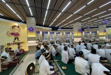 Kepala Bapeda Kab Tangerang bersama staf dan warga ikut melakukan tahlil yang ke 7 hari Alm. H. Ismet Iskandar.