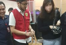Sidang kasus penusukan dokter Raesa sugoro jpu hika sh memperlihatkan barang bukti bh di ruang sidang.