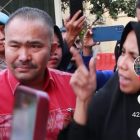Bakan ibu-ibu itu tampak marah besar dan murka, sampai tunjuk-tunjuk mafia tanah.
