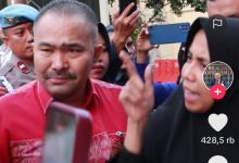 Bakan ibu-ibu itu tampak marah besar dan murka, sampai tunjuk-tunjuk mafia tanah.