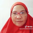 Emak-emak pakai kerudung warna merah ini, cukup pintar ngomongnya.