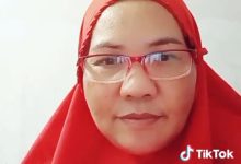 Emak-emak pakai kerudung warna merah ini, cukup pintar ngomongnya.