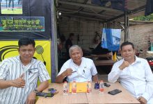 Bersama warga Desa Pasir Ancol menerima penanaman Bibit Batang Pohon dari Kepala Desa Pasir Ancol.