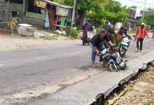 Proyek PUPR Kabupaten Madiun ,Pelebaran Jalan Russ Dimong-Caruban Celakai Pengendera Motor.