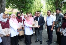 Pj Gubernur Banten Al Muktabar Dampingi Komisi II DPR RI Tinjau Pelaksanaan Makan Bergizi Gratis.