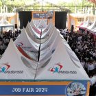 Ribuan siswa yang lulus SMK N 1 sawo Ponorogo pencari kerja serbu job fair di lataran awulah sekolahan.