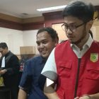 KORBAN DOKTER RAESA MENGELUARKAN PISAU KARTER KESULITAN MEMUTAR TUAS KINCINYA KARNA LICIN
