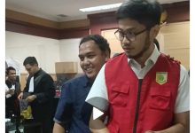 KORBAN DOKTER RAESA MENGELUARKAN PISAU KARTER KESULITAN MEMUTAR TUAS KINCINYA KARNA LICIN