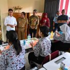 Pj Gubernur Banten Al Muktabar Dampingi Wapres RI Gibran Rakabuming Tinjau Model Pelibatan SMK Jurusan Tata Boga dalam Program Makan Bergizi Gratis.