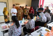 Pj Gubernur Banten Al Muktabar Dampingi Wapres RI Gibran Rakabuming Tinjau Model Pelibatan SMK Jurusan Tata Boga dalam Program Makan Bergizi Gratis.