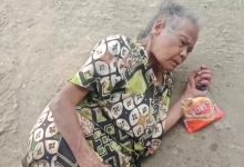 Seorang nenek-nenek terbaring di Poskabling, ia tidak tahu anak dan ponakannya di mana.