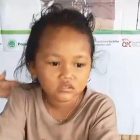 Anak ini perempuan umur sekitar 8 tahun, ia cuma nangis hendak ketemu keluarganya.