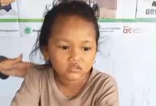 Anak ini perempuan umur sekitar 8 tahun, ia cuma nangis hendak ketemu keluarganya.