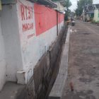 Pemerintah desa jiwan kab Madiun membangun saluran drainase.