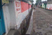 Pemerintah desa jiwan kab Madiun membangun saluran drainase.