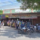 Tak satupun pihak aparat Polisi atau POL.PP kecamatan mendampingi antrian panjang di Jalan Raya.