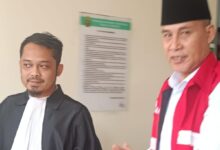 Tumpang kades Wanakerta di glandang jaksa ke ruang sidang dengan oengawalan ketat polisi berawnjata laras panjang.