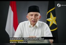 Prof. Dr. H. M. Rais ketua partai Ummat menilai, bahwa pemerintahan ada 2 presiden.