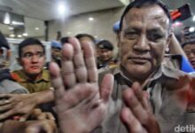 KPK harus kembangkan dan tangkap kembalinya staf Hasto.