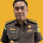 BOS DOLAR PUJIONO KIRIM ORANG KE. KAMBOJA DI TUNTUT HANYA 1 TAHUN 6 BULAN.