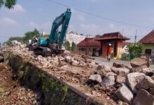Pelebaran Jalan Maospati–Magetan Disorot: Material Diragukan, Papan Proyek Tidak Terpasang.