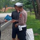 Satlantas Polres Batu Bara Bagikan Nasi Kotak kepada Pekerja Jalanan, Wujud Kepedulian terhadap Masyarakat.